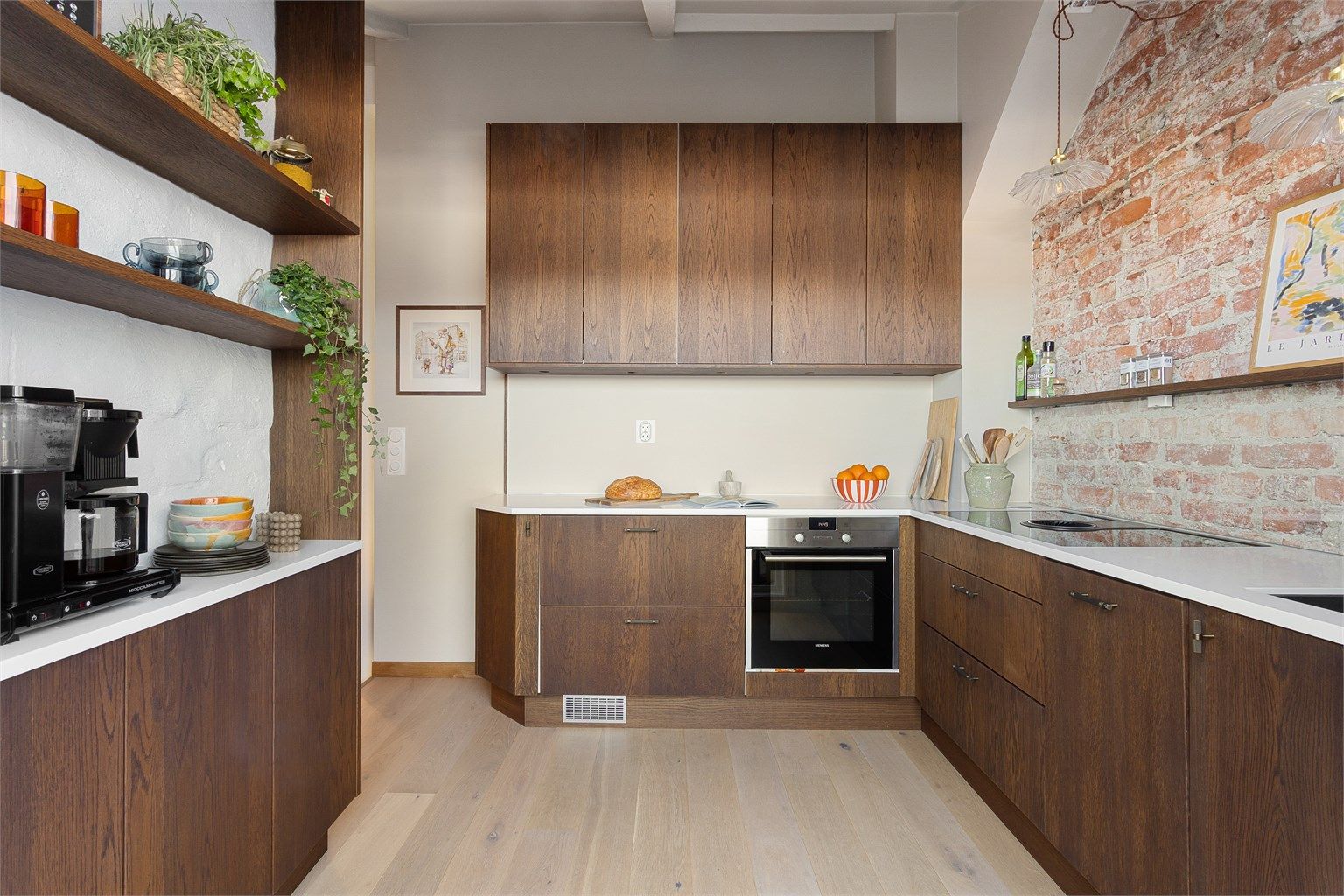 Kjøkkenet har adgang fra stuen, i den delvis åpen løsning, som gir en sosial og åpen atmosfære