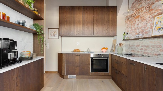 Kjøkkenet har adgang fra stuen, i den delvis åpen løsning, som gir en sosial og åpen atmosfære