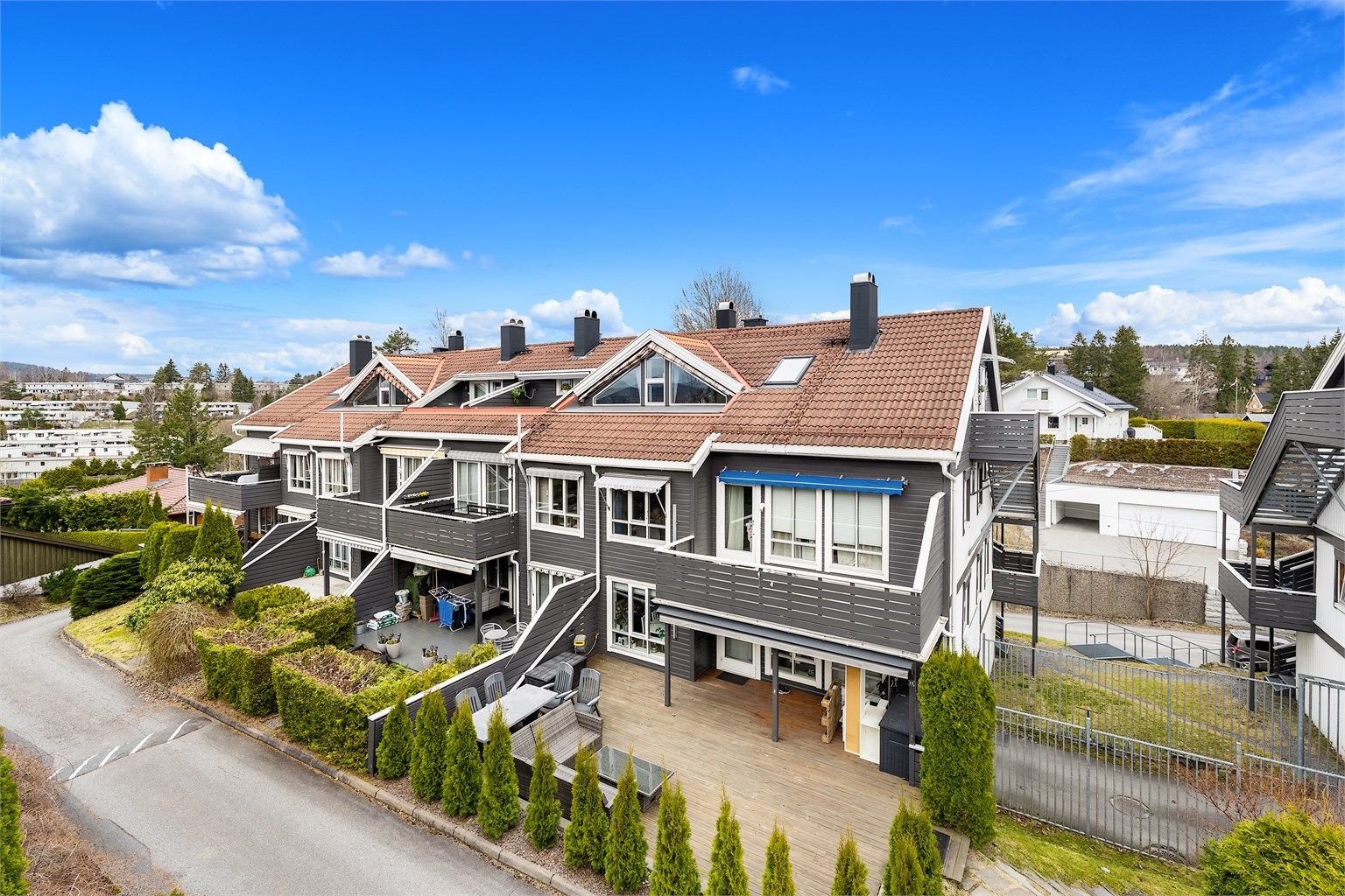 Leiligheten ligger i et veldrevet sameie med god vedlikeholdshistorikk, i et bygg oppført i 1994.