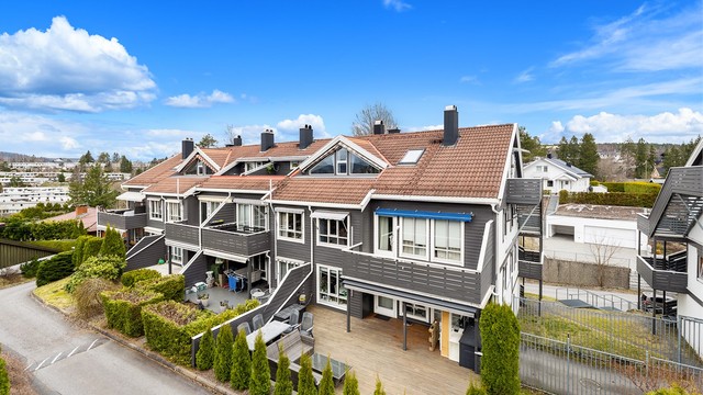 Leiligheten ligger i et veldrevet sameie med god vedlikeholdshistorikk, i et bygg oppført i 1994.