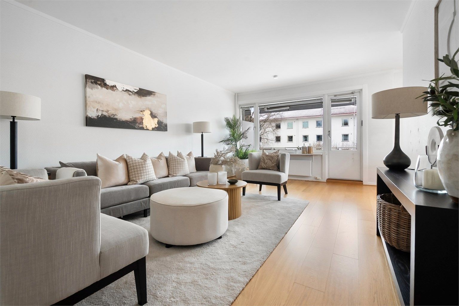 Lys stue med plass til sofagruppe med tilhørende salongbord. 