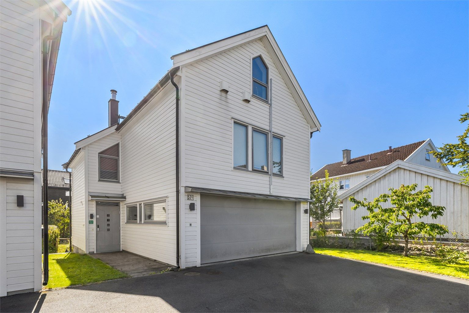 En moderne enebolig fra 2012 med integrert dobbelgarasje, komplett med elbillader.