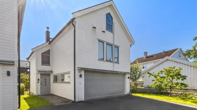 En moderne enebolig fra 2012 med integrert dobbelgarasje, komplett med elbillader.