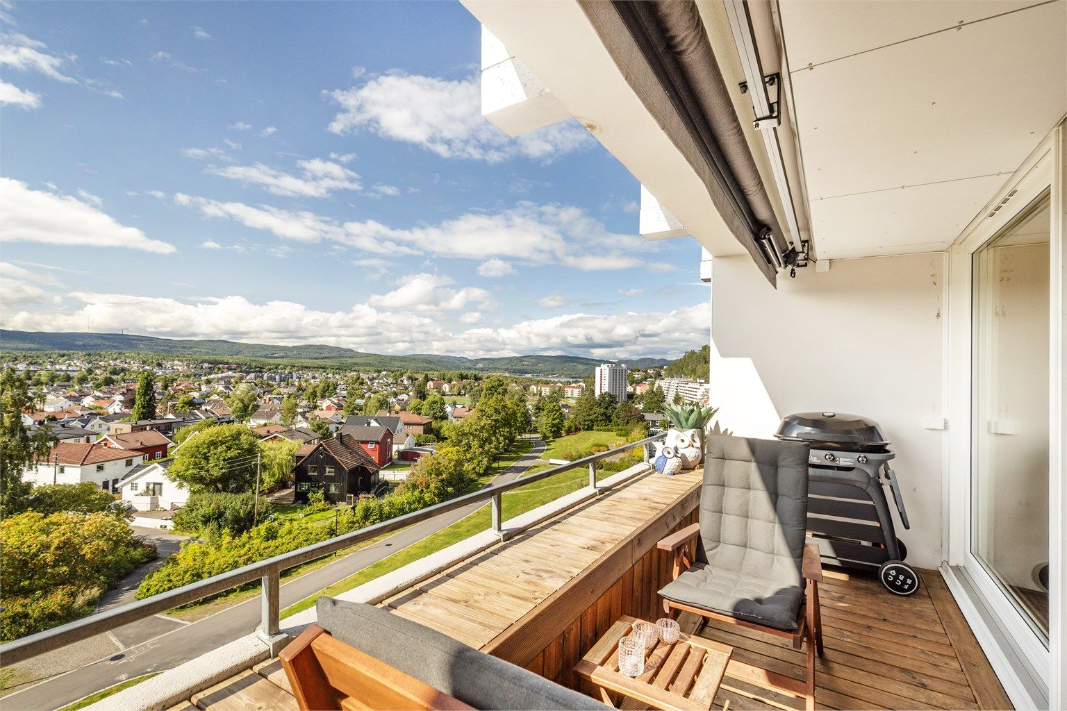 God plass til både utemøbler og grill! Maridalsvannet, Maridalsalpene og Holmenkollåsen skimtes i horisonten