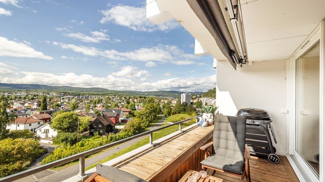 God plass til både utemøbler og grill! Maridalsvannet, Maridalsalpene og Holmenkollåsen skimtes i horisonten