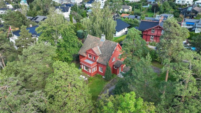 Eiendommen ligger på hjørnet av Solveien og Cappelens vei, i et veletablert og attraktivt villastrøk.
