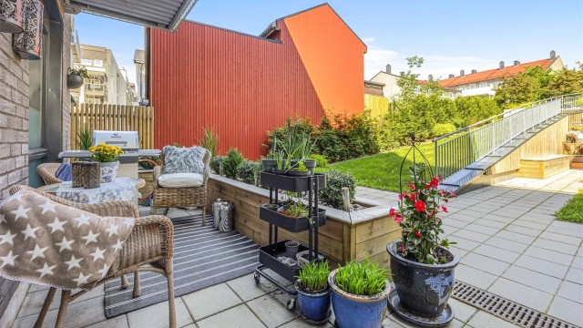 Eget utvendig inngangsparti i 1. etasje med disponibel uteplass. Foto: Stine Prøitz Jørgensen