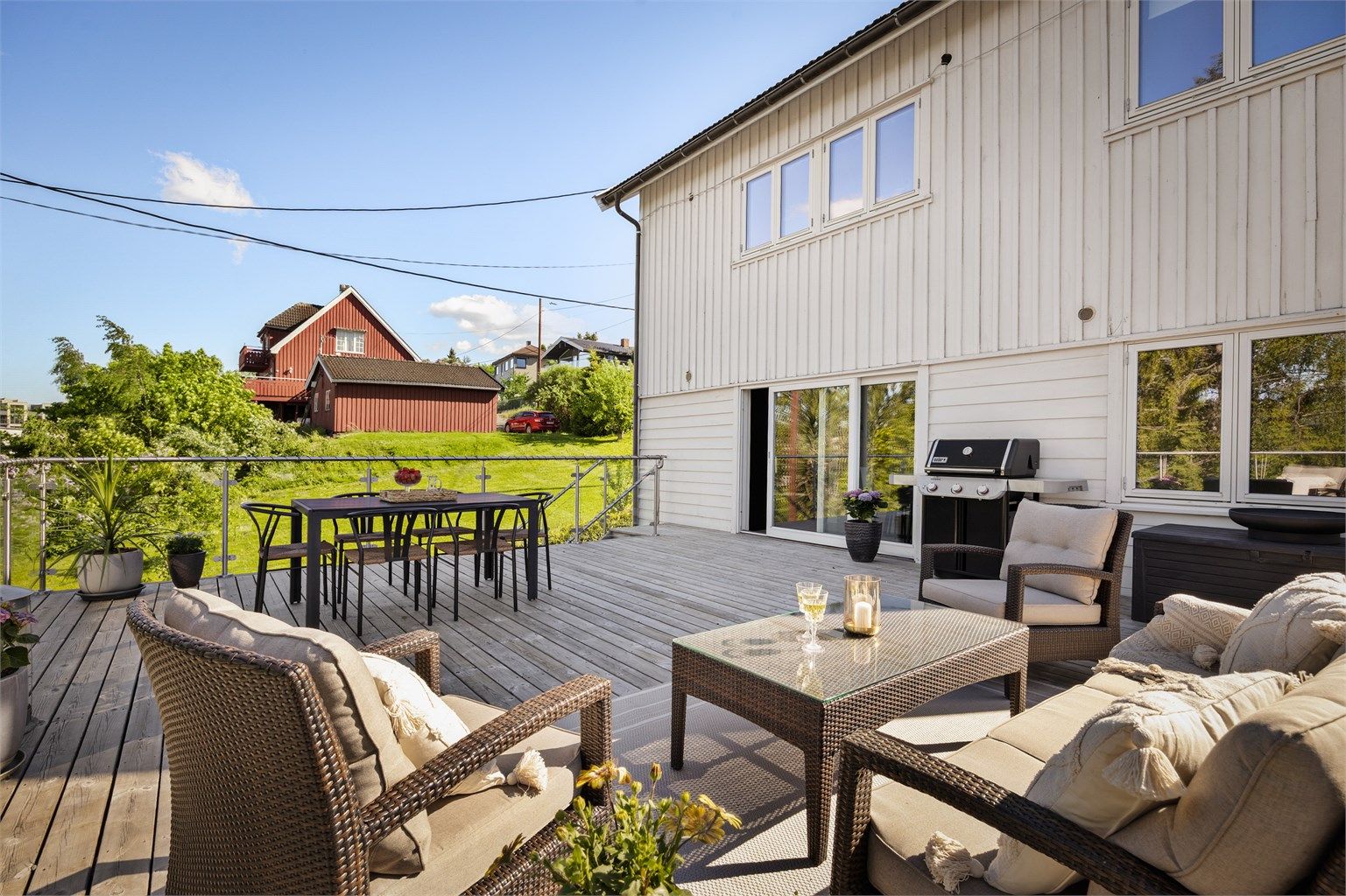 God plass til flere soner på terrassen, i tillegg er det flott utsikt mot Drammensfjorden. Terrasse er ikke byggemeldt.