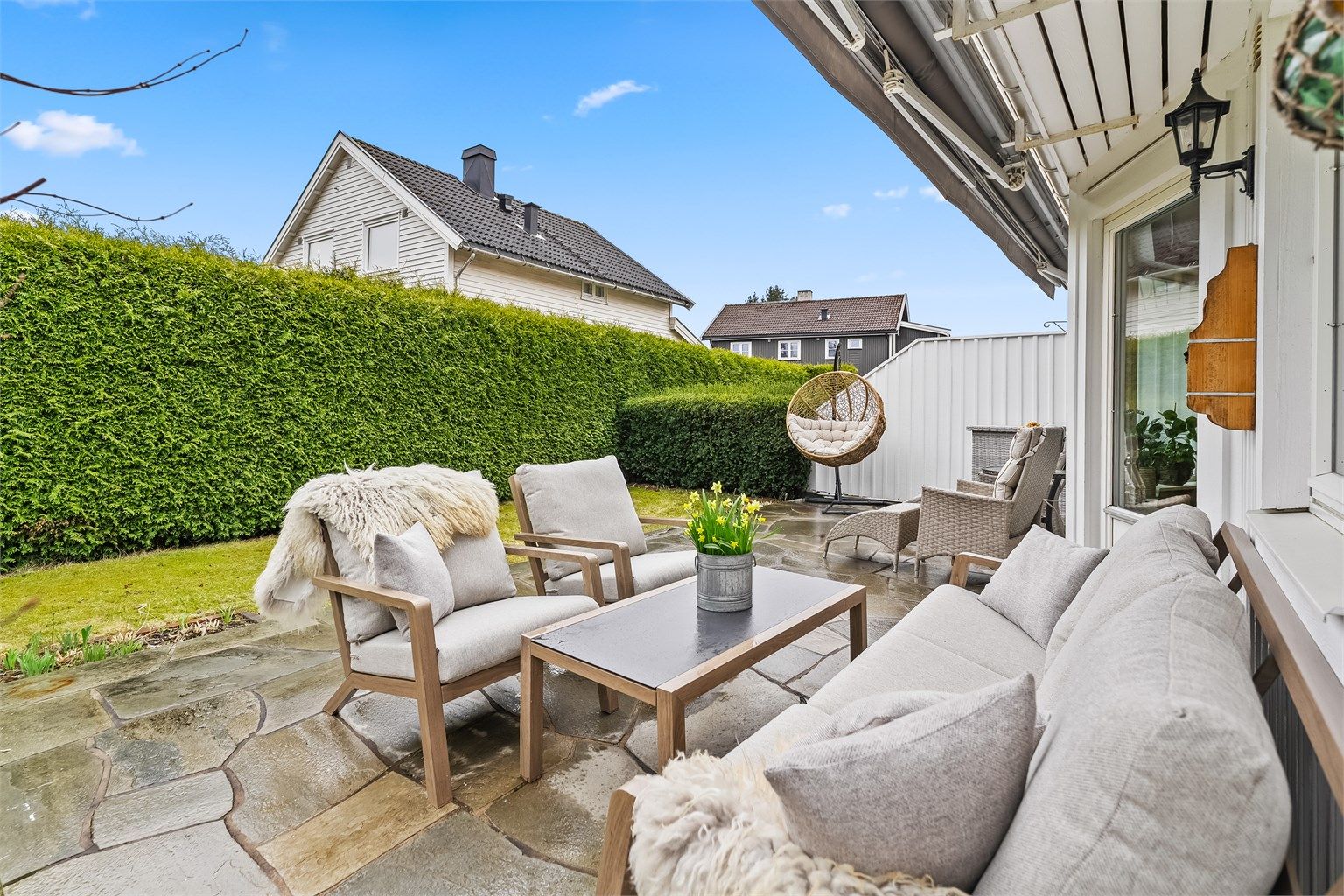 Terrassen er utstyrt med markise, utebelysning og utvendig stikkontakt.