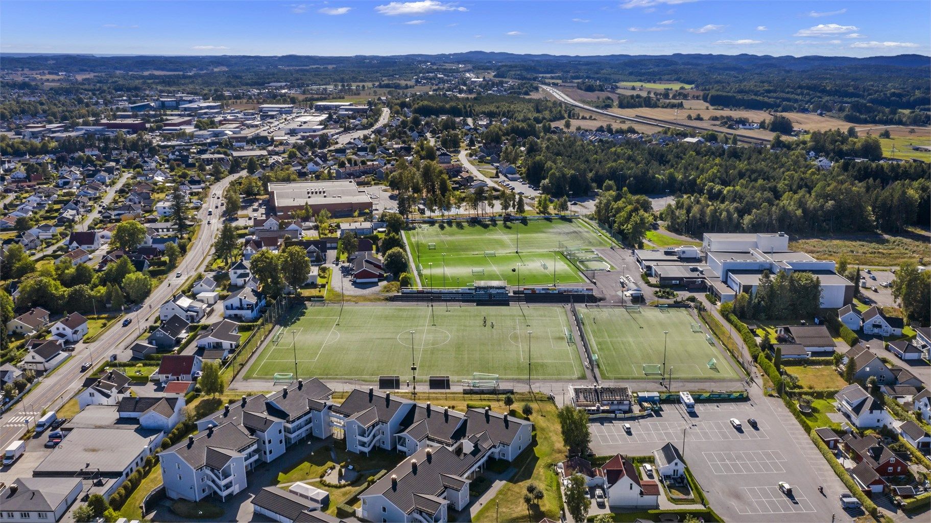 Haukerød barneskole ligger ikke langt unna. Det er heller ikke lange veien til Wang på Runar.