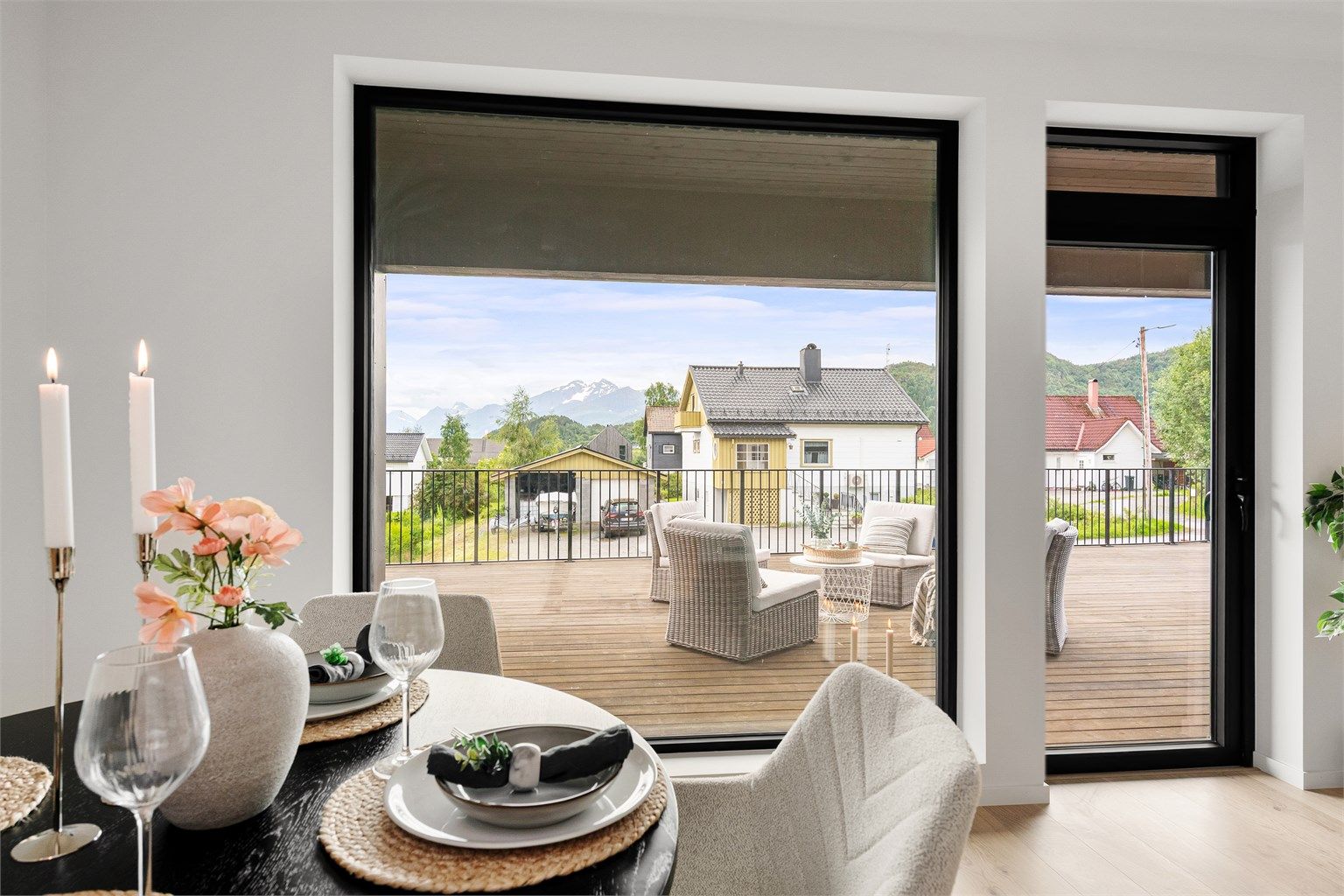Utsikten kan nytes fra både stue og terrasse.