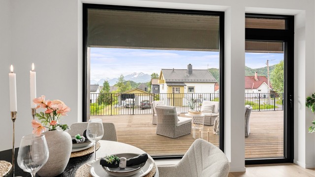 Utsikten kan nytes fra både stue og terrasse.