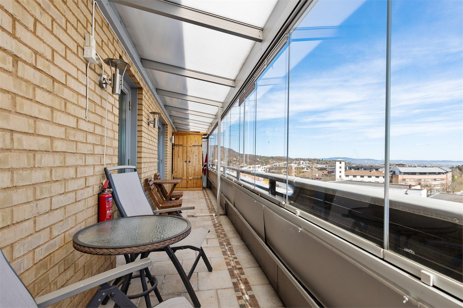 Den innglassede balkongen med tilgang fra to av soverommene.