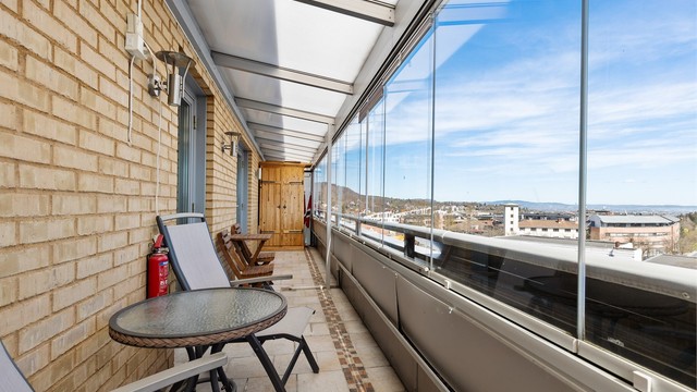 Den innglassede balkongen med tilgang fra to av soverommene.