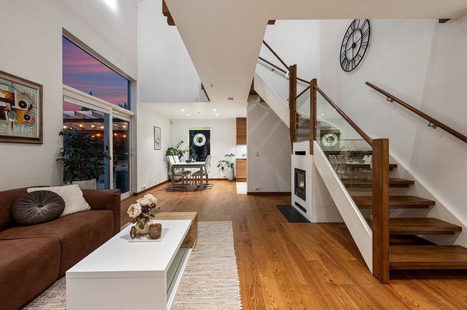 Velkommen til Klovsteinbakken 13, en stilren og flott tomannsbolig fra 2006, med meget populær beliggenhet på Madlamark. 