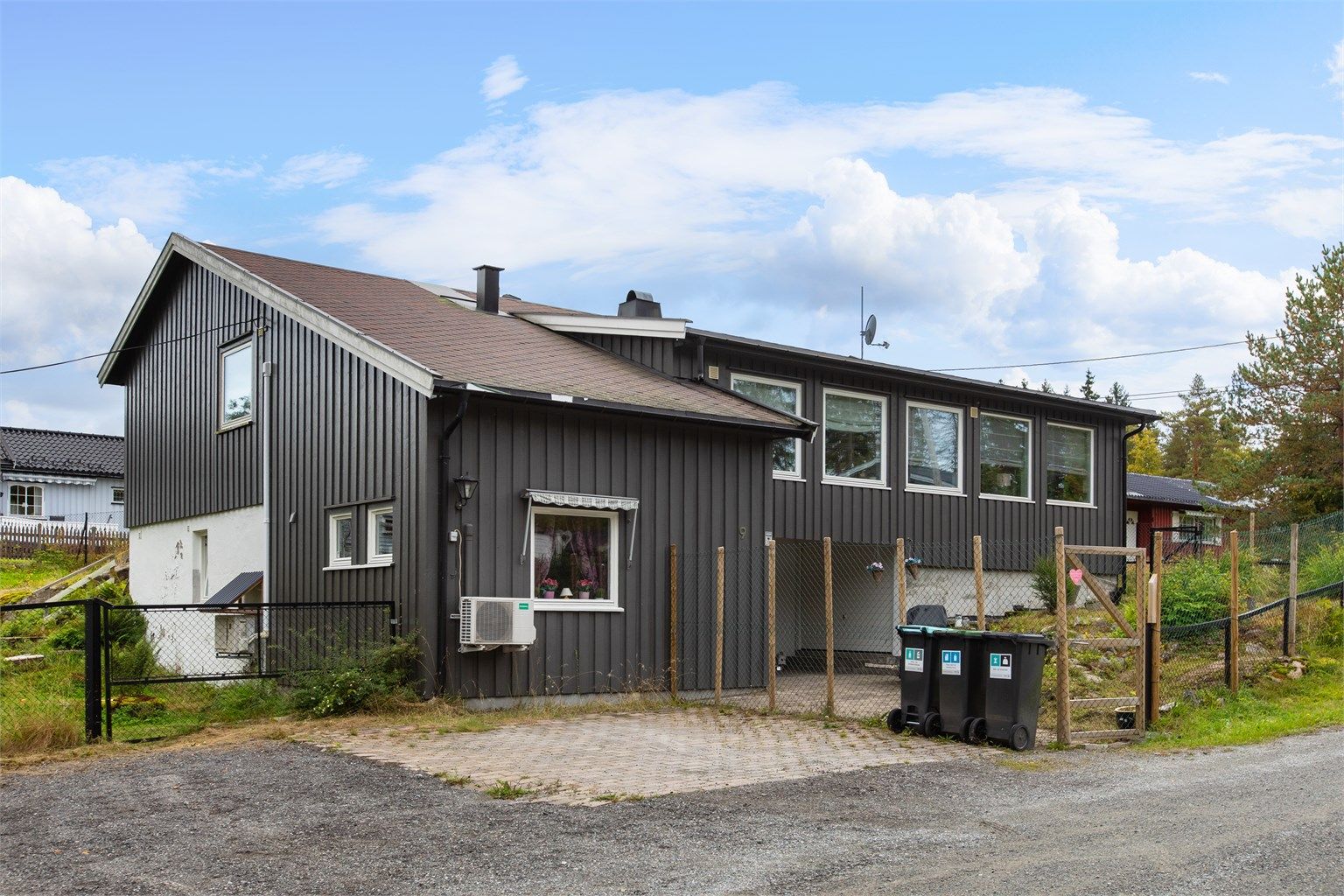 Boligen går over to plan og egen inngang til hver etasje