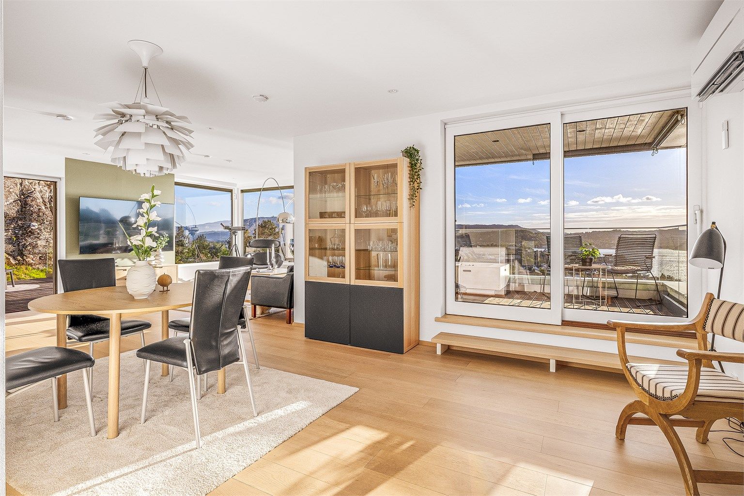 Fra spisestuen er det utgang til den nord-vestvendte altanen via en skyvedør i glass.