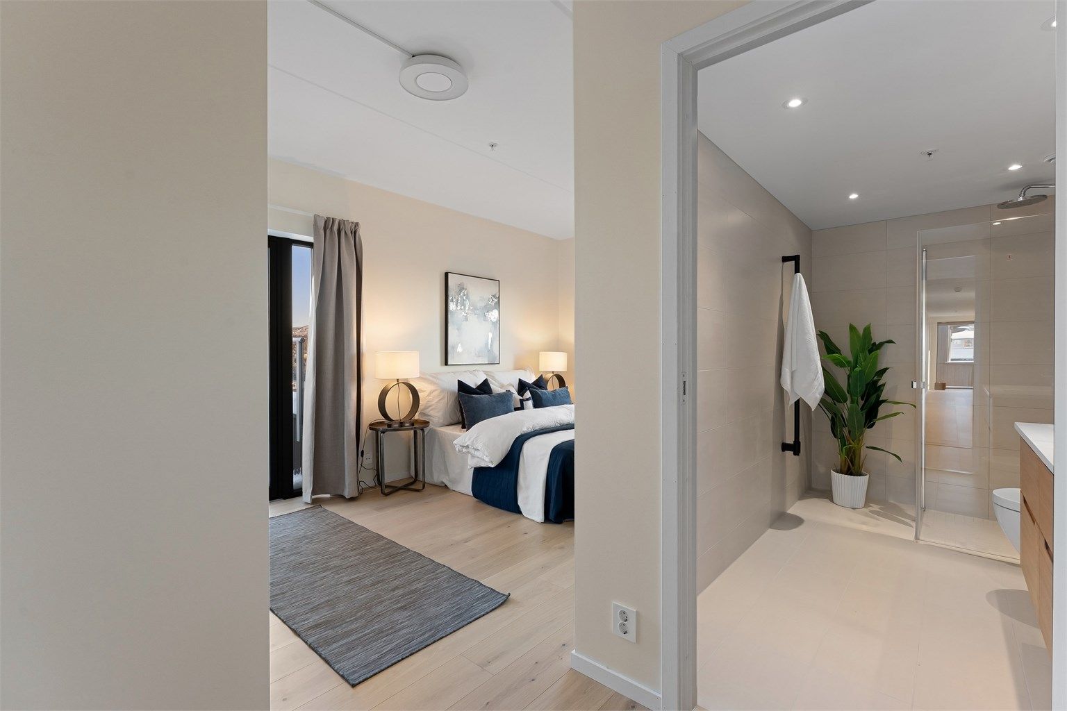 Fra hovedsoverommet er det direkte adkomst til baderommet