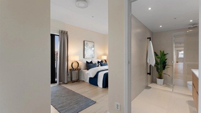 Fra hovedsoverommet er det direkte adkomst til baderommet