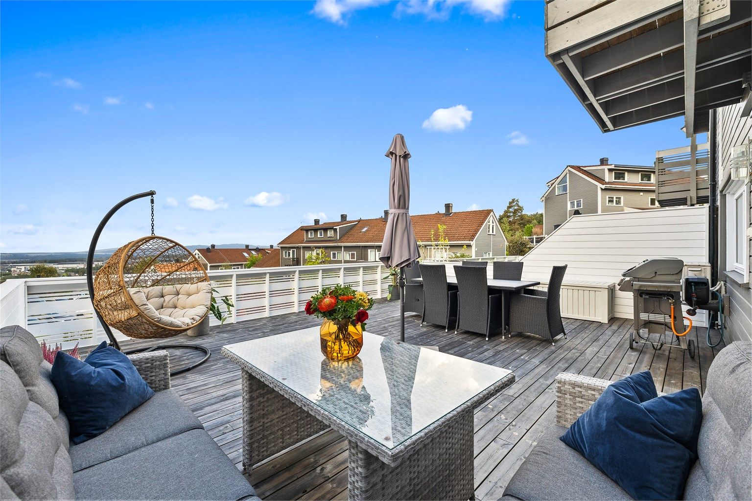 Terrassen har gode solforhold og er delvis skjermet for innsyn, noe som skaper en privat og avslappende atmosfære. 