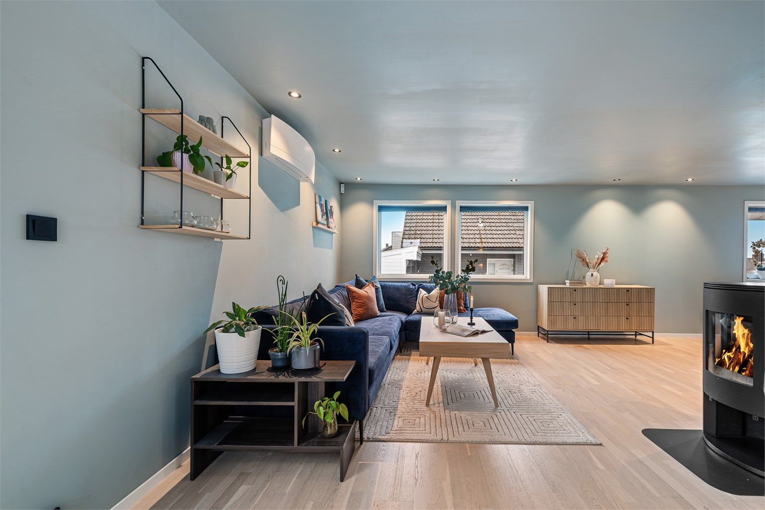 Stuen har god plass til flere møbleringsalternativer, blant annet en stor sofa og salongbord.
