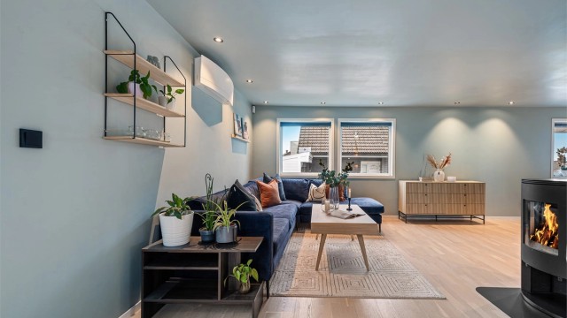 Stuen har god plass til flere møbleringsalternativer, blant annet en stor sofa og salongbord.