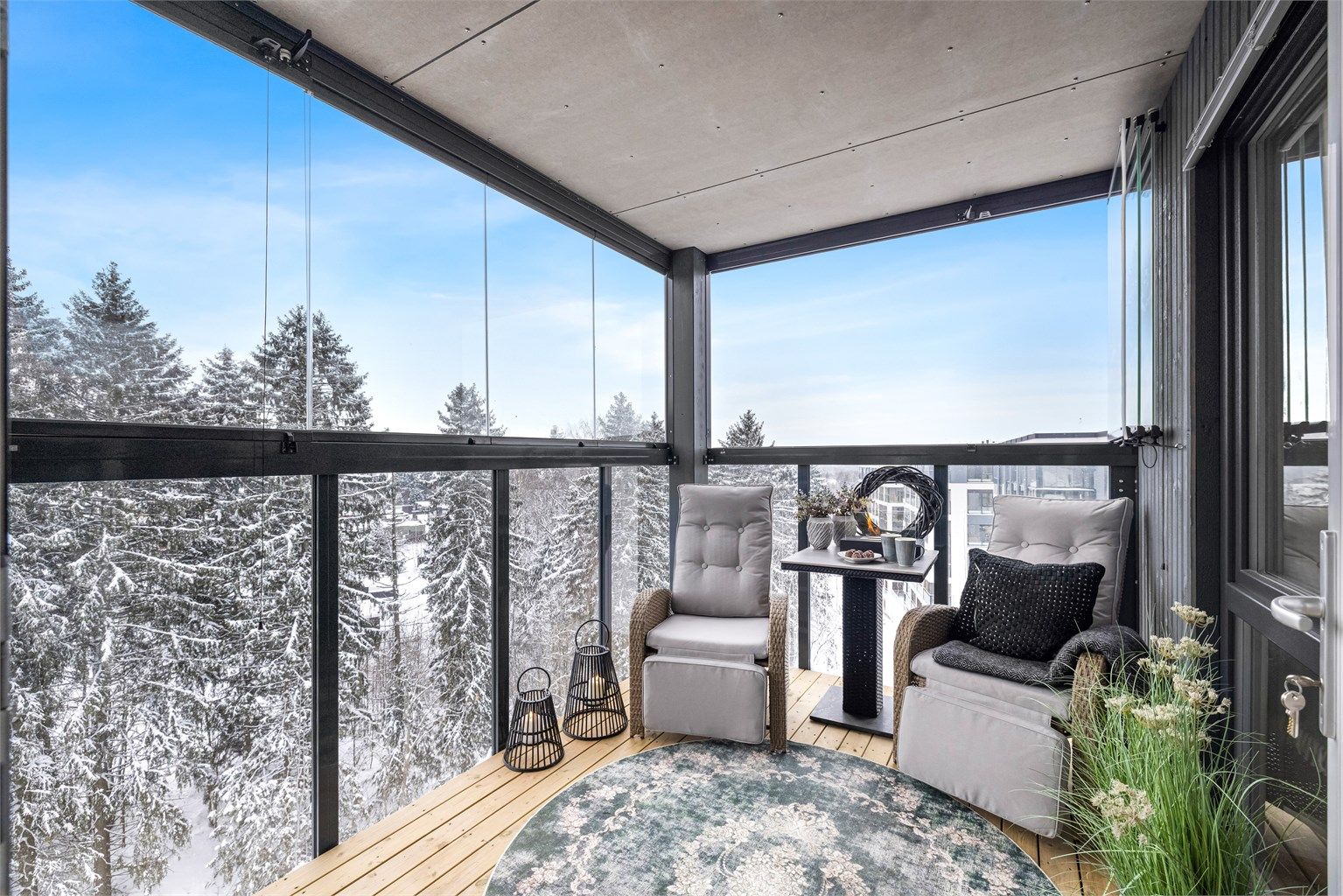 En svært attraktiv 4-roms topp- og endeleilighet fra 2024 med innglasset balkong, 2 garasjeplasser og flott beliggenhet i 6. etasje!