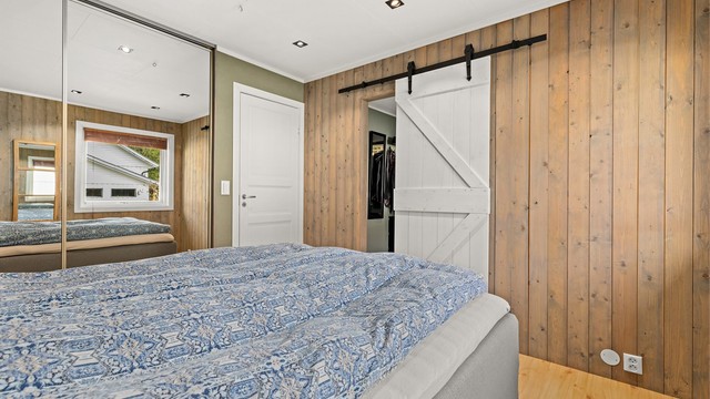 Praktisk skyvedør til omkledningsrommet, det er også montert en fin skyvedørsgarderobe med god oppbevaringsplass i hovedsoverommet