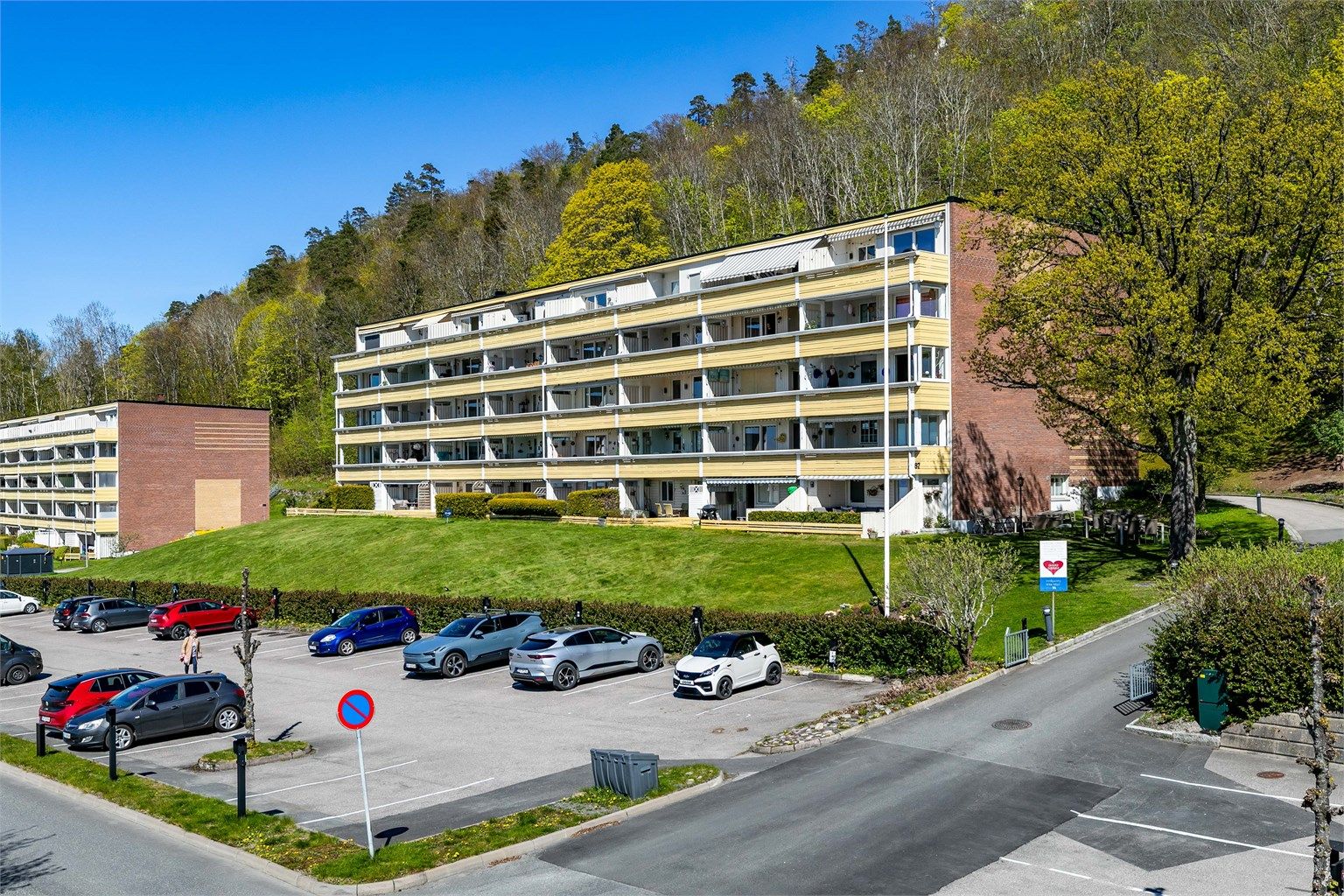 Borettslaget har biloppstillingsplasser som leies ut etter søknad og ventelister. 