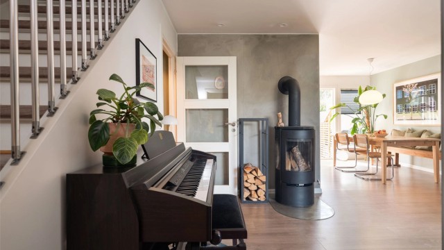 Videre inn i den lyse og luftige stuen med gode møbleringsalternativ