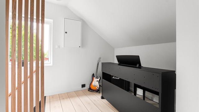 Boligens elektriske anlegg er modernisert i nyere tid. Sikringsskapet montert i loftsetasjens ytre gang