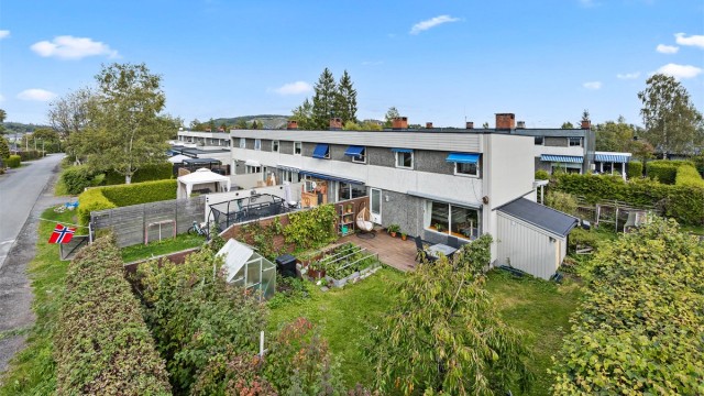 Etablert og barnevennlig bomiljø på Korsfjellet med kort vei til Åsenhagen skole.