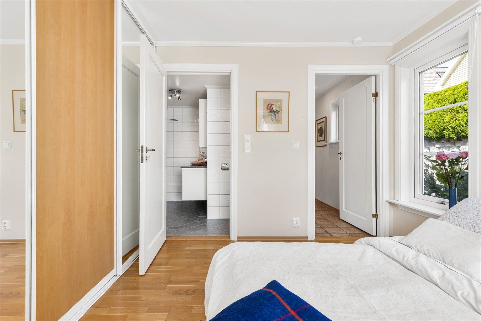 Leiligheten har to gode soverom. Hovedsoverommet har god plass til en stor dobbeltseng. Soverommet har eget baderom.