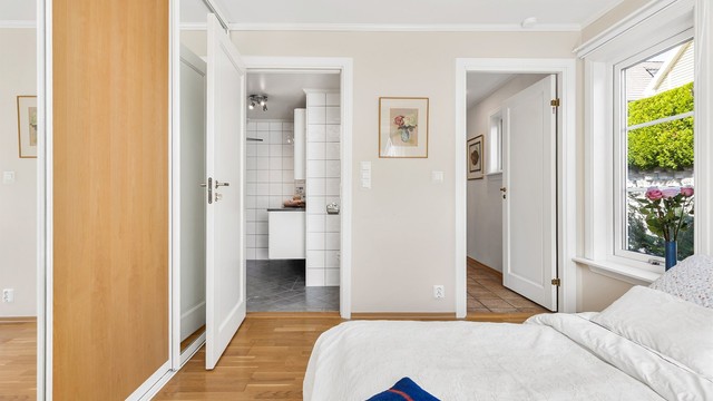 Leiligheten har to gode soverom. Hovedsoverommet har god plass til en stor dobbeltseng. Soverommet har eget baderom.