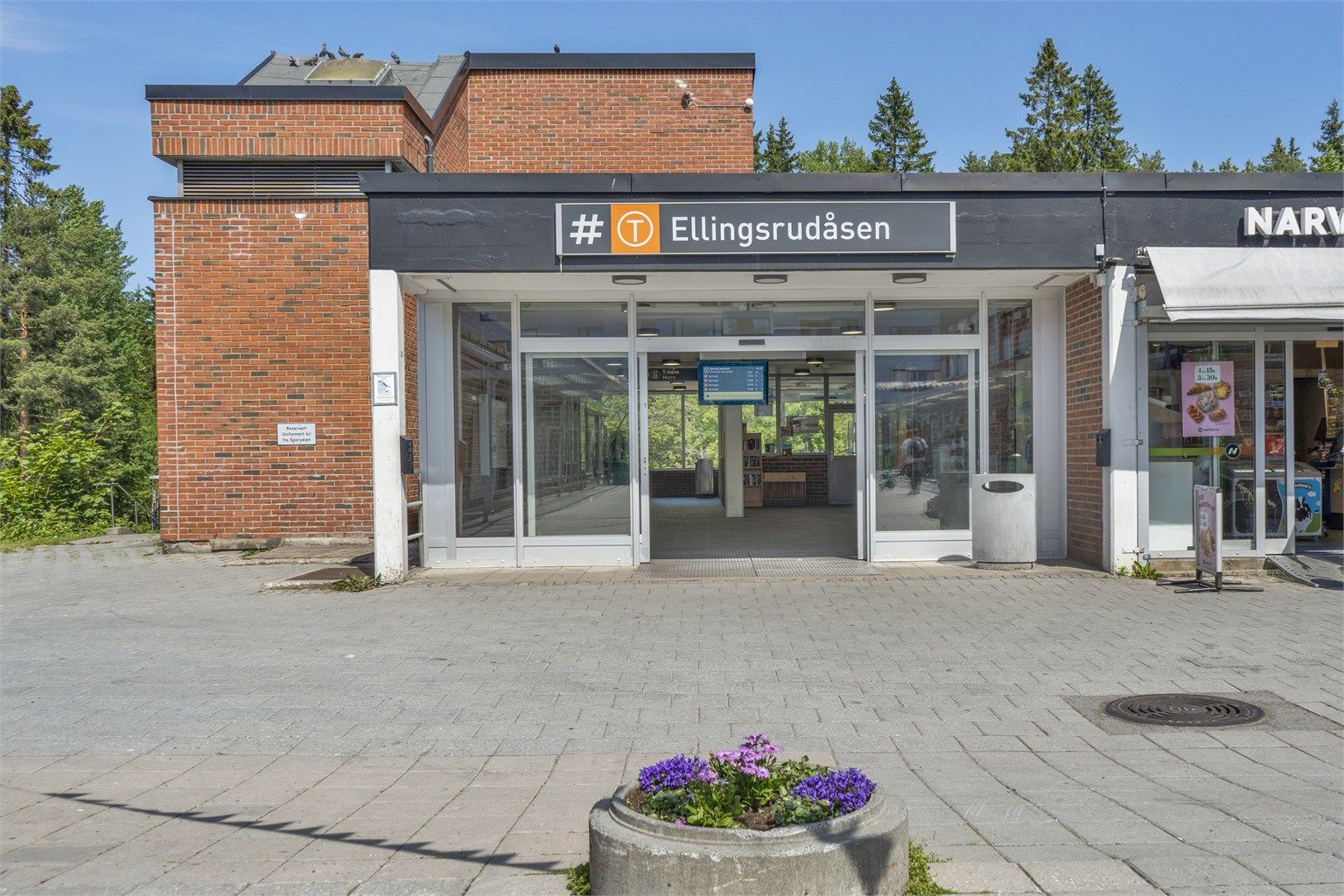 Ellingsrudåsen T-banestasjon ligger få minutters gange unna og tar deg direkte til sentrum.