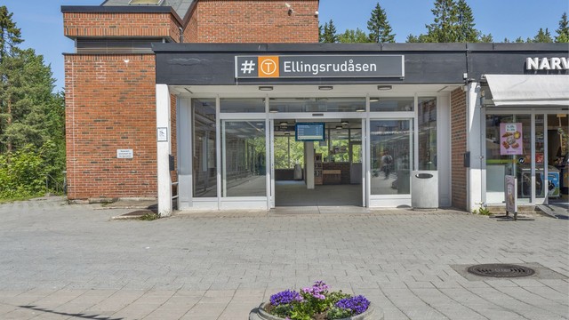 Ellingsrudåsen T-banestasjon ligger få minutters gange unna og tar deg direkte til sentrum.