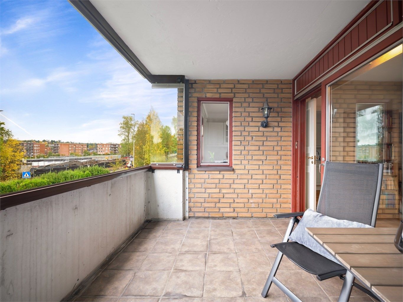 Leiligheten har en nordvestvendt innglasset balkong ved stuen, og en sydøstvendt balkong ved ett av soverommene