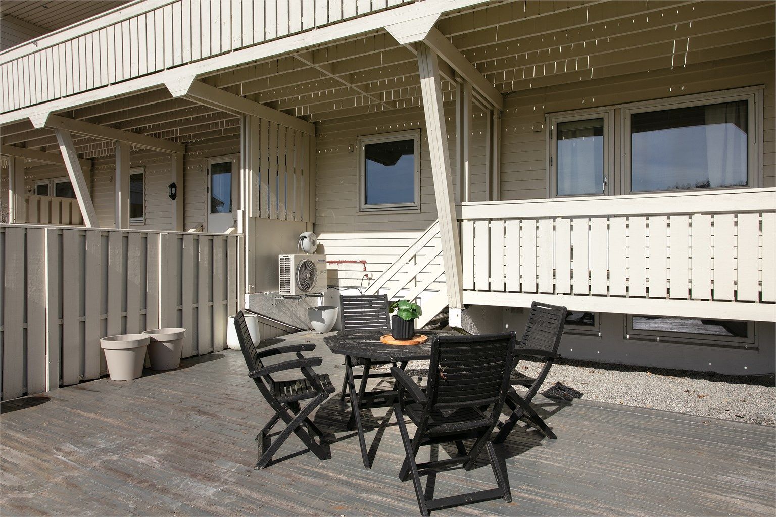 Fra 1. etasje er det utgang til en markterrasse og hage.