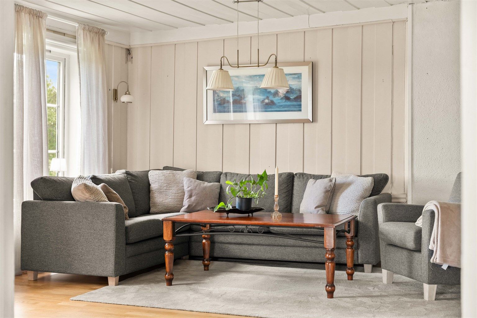 Fleksibiliteten i etasjen gjør det enkelt å skape ulike soner for familien.