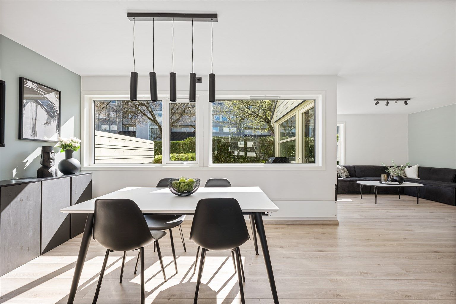 Videre inn kommer man til lys stue og kjøkken med utgang til terrasse og hage, med rikelig plass til hagemøbler og grill.
