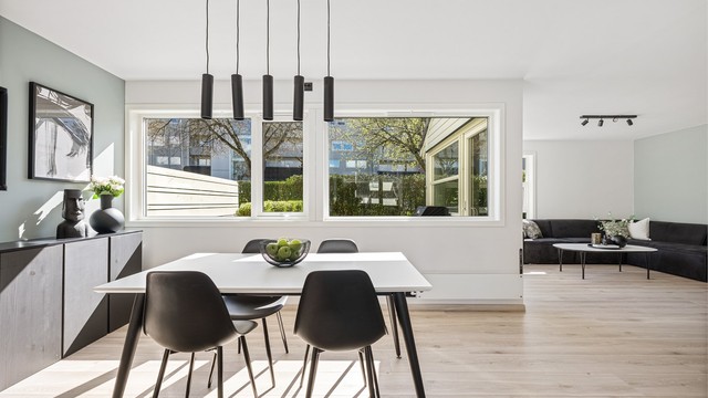 Videre inn kommer man til lys stue og kjøkken med utgang til terrasse og hage, med rikelig plass til hagemøbler og grill.