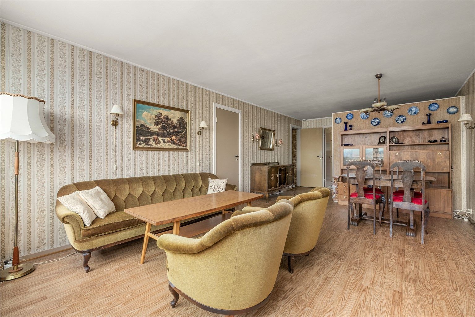 Stuen har gode møbleringsmuligheter og er lett å møblere med de flere sonene i rommet. 