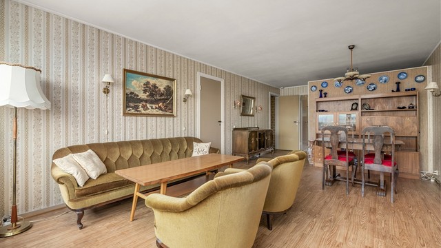 Stuen har gode møbleringsmuligheter og er lett å møblere med de flere sonene i rommet.