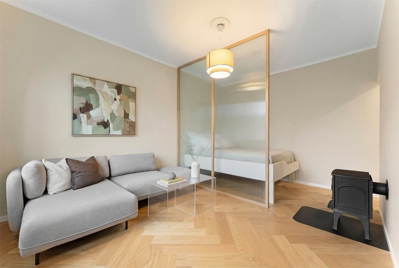 Illustrasjonsbilde på en alkoveløsning. Glassveggen er AI redigert