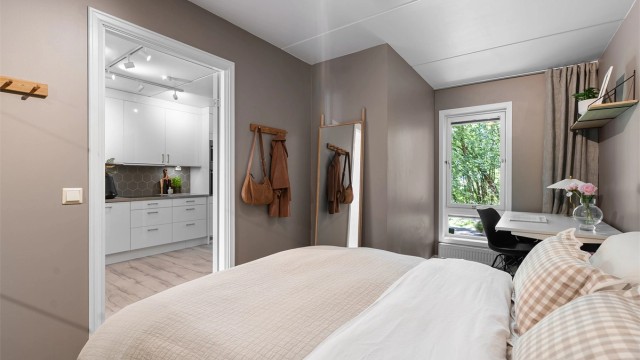 Hovedsoverommet har god plass til dobbeltseng og tilhørende nattbord.