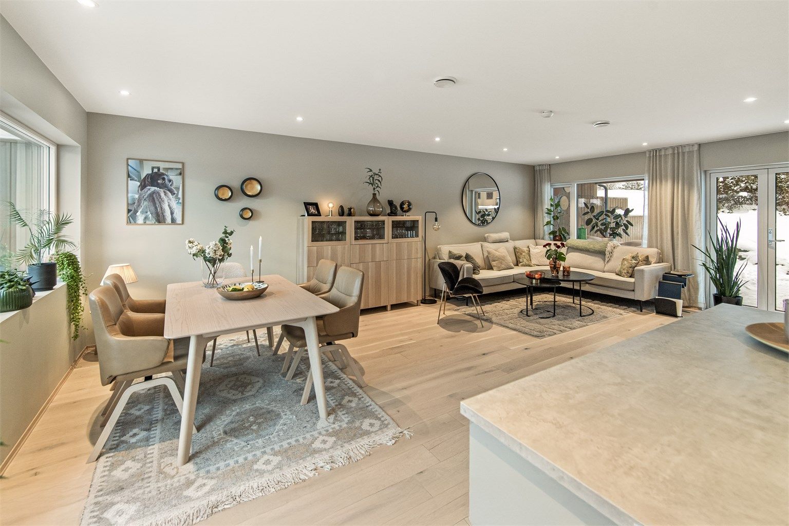 Med nyere bolig er det lite vedlikehold, noe som byr på et enkelt og praktisk liv – ideelt for barnefamilier som ønsker moderne komfort og gode uteområder