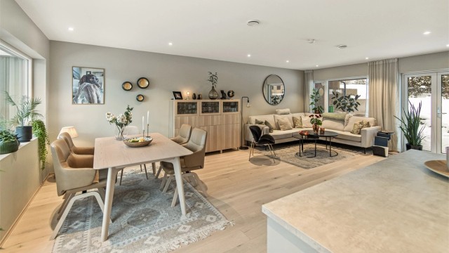 Med nyere bolig er det lite vedlikehold, noe som byr på et enkelt og praktisk liv – ideelt for barnefamilier som ønsker moderne komfort og gode uteområder