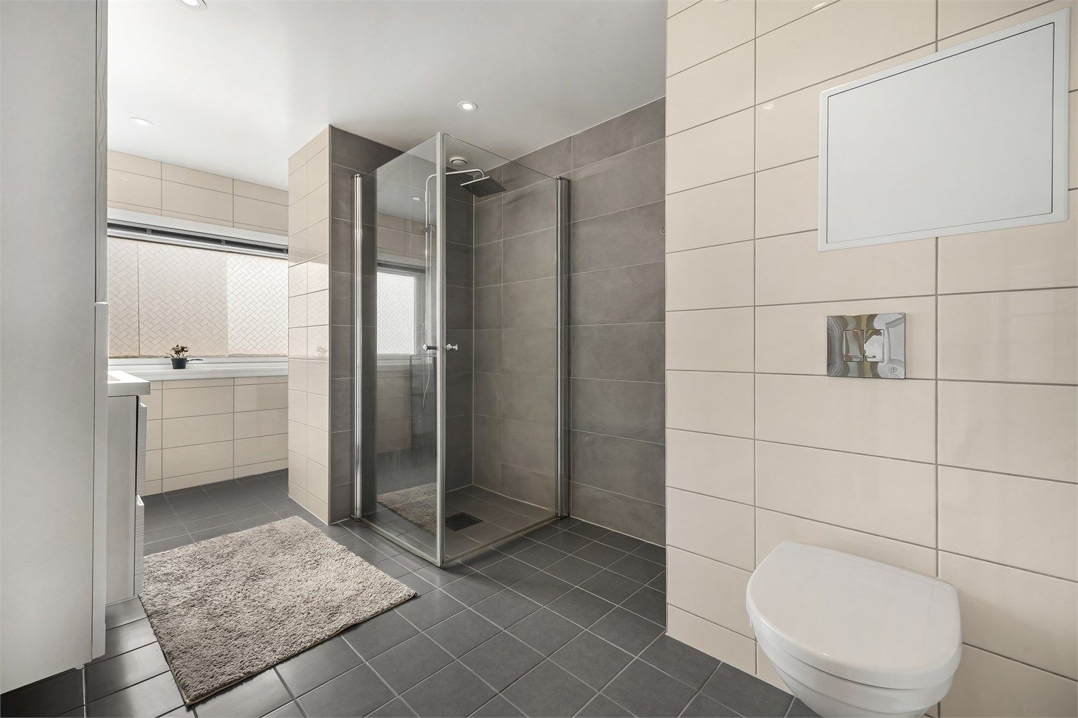 Badet ble oppgradert i 2018 og har flislagt gulv med gulvvarme, vegghengt toalett og dusjhjørne med regnfallsdusj