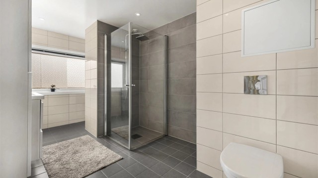 Badet ble oppgradert i 2018 og har flislagt gulv med gulvvarme, vegghengt toalett og dusjhjørne med regnfallsdusj