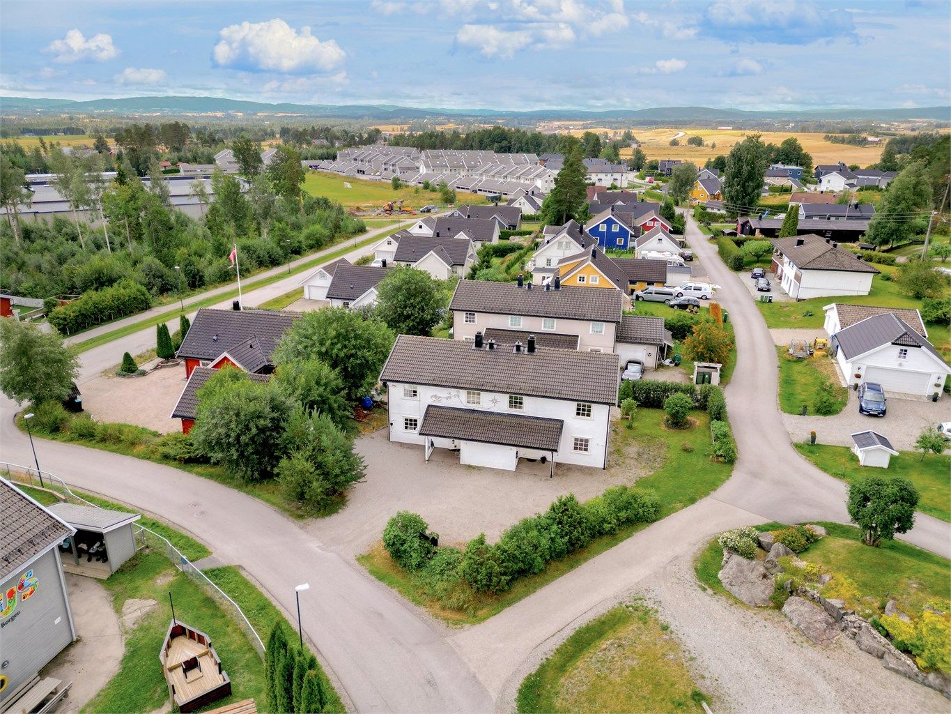 Eiendommen har en hage med opparbeidet hekk